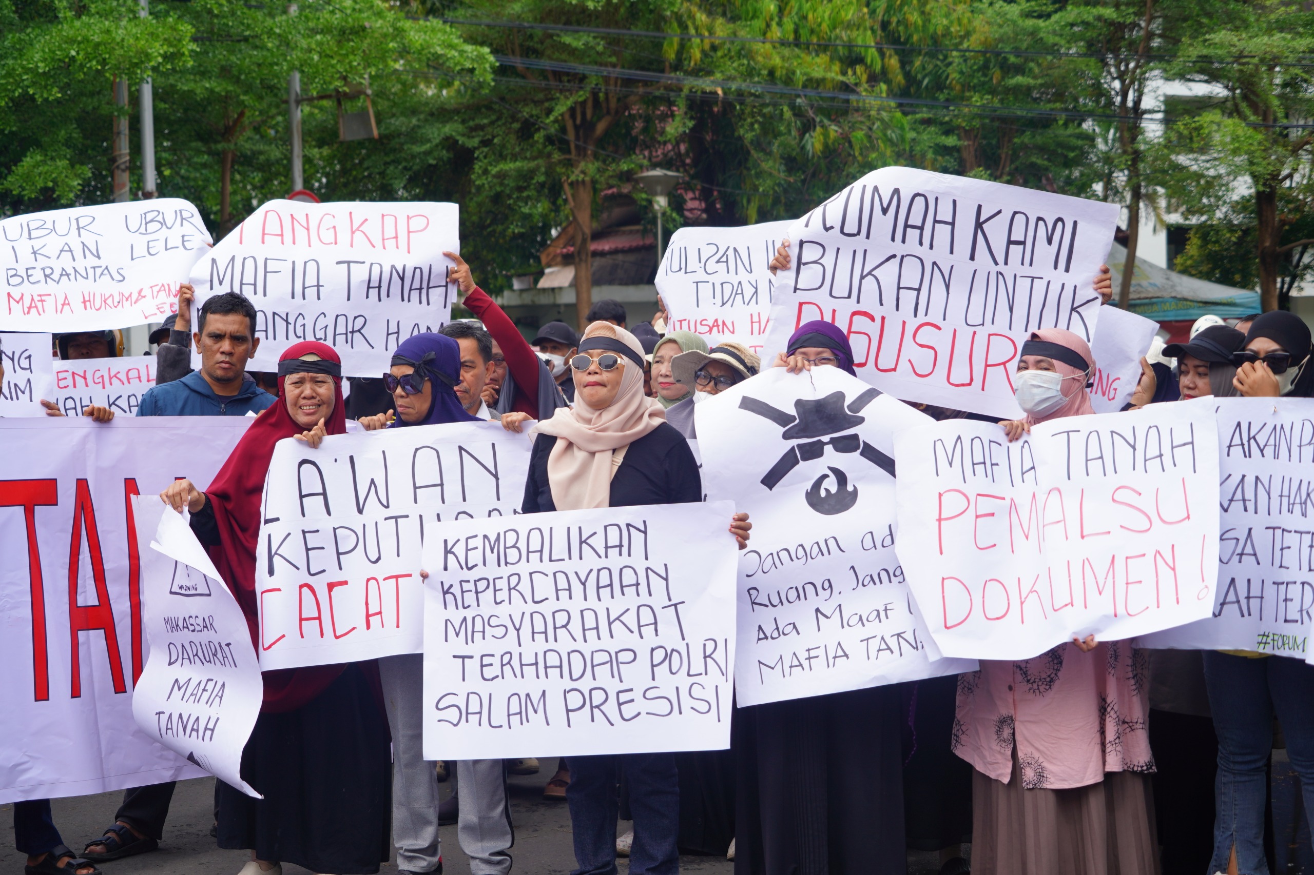 “Ratusan Warga Kepung Polrestabes Makassar: Lawan Mafia Tanah!”